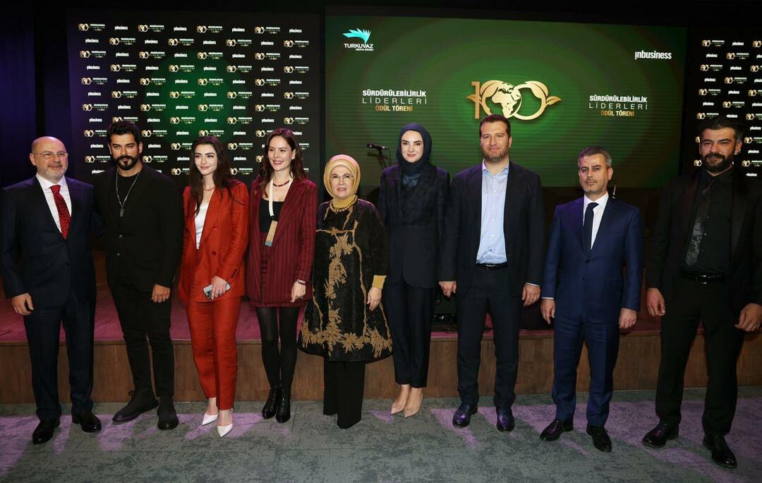 Emine Erdoğan sa stretla s hráčmi Foundation Osman na Summite udržateľného storočia