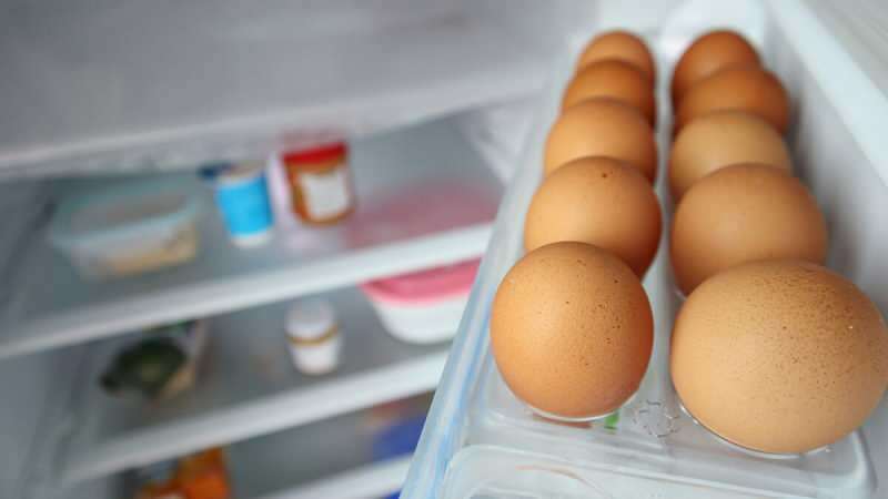 Čo by malo byť na ktorej poličke v chladničke