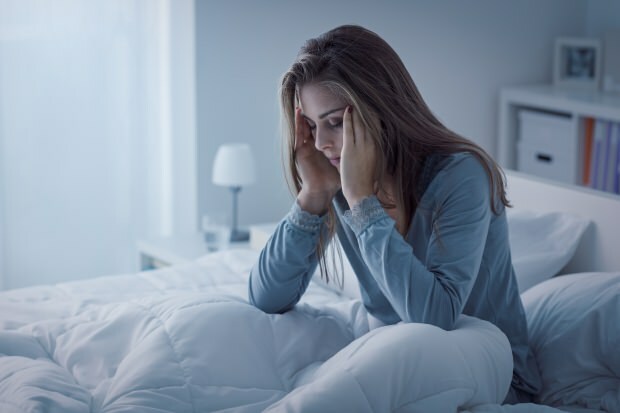 Osoba s nedostatočnou nespavosťou tiež spôsobuje silné bolesti hlavy.