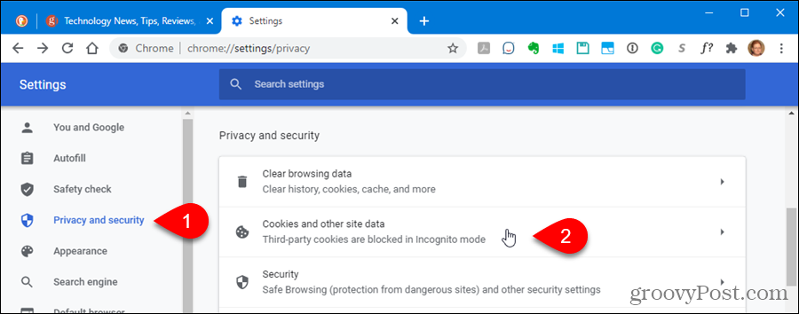 V nastaveniach ochrany osobných údajov a zabezpečenia v Chrome kliknite na Súbory cookie a údaje o stránkach