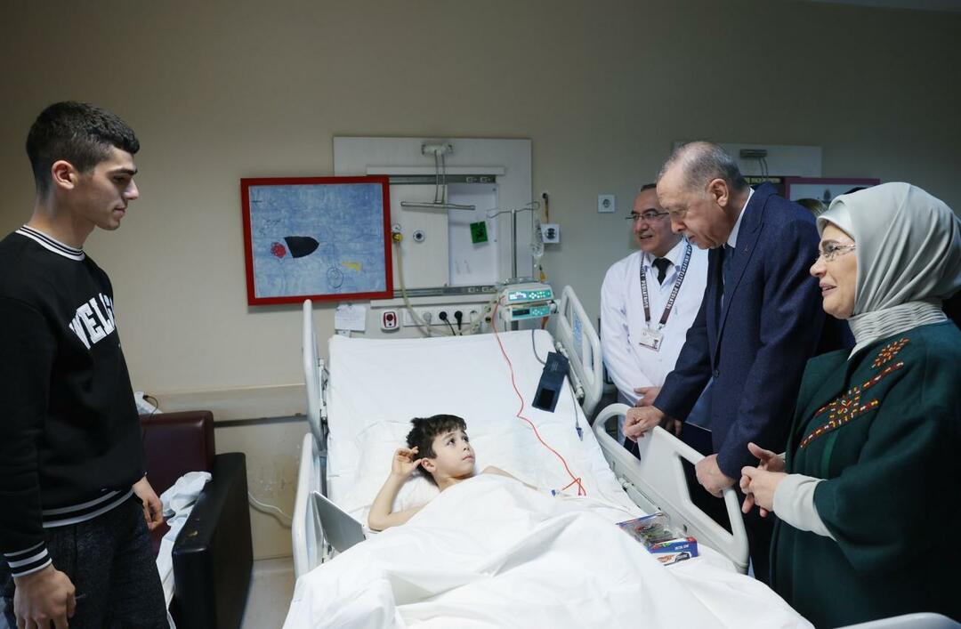 Prezident Erdoğan a jeho manželka Emine Erdoğan sa stretli s deťmi katastrofy
