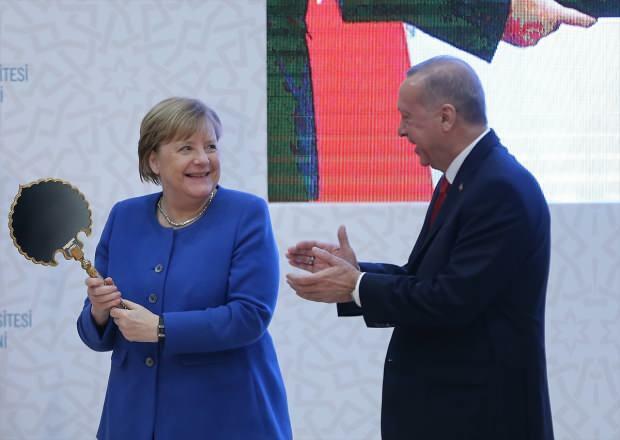 v okamihu, keď Angela Merkelová dostala dar od prezidenta Erdogana 