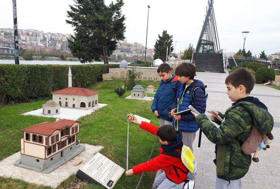 Scény z miniatúrneho parku a múzea Türkiye