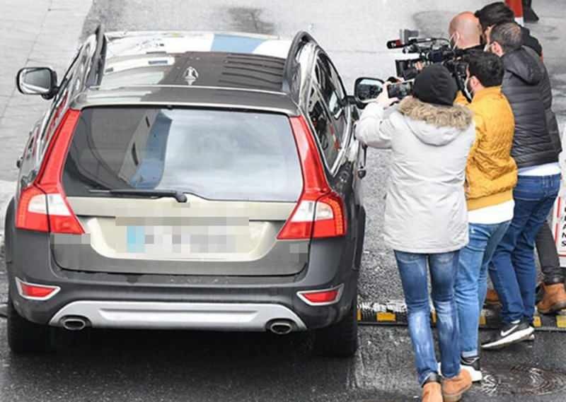 Odtiaľ odišiel Kenan imirzalıoğlu, ktorý nasadol do svojho auta.