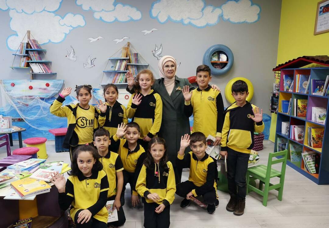 Emine Erdoğan sa stretla s deťmi v Ankare