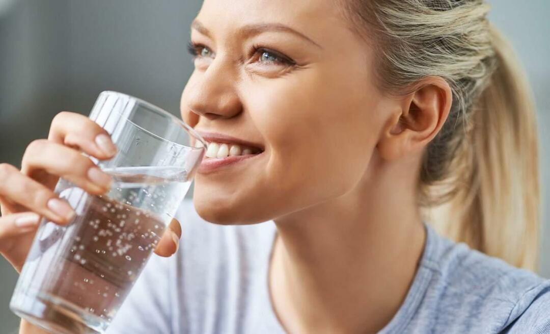 Aké sú výhody pitnej vody pre pokožku a vlasy? Zlepšuje pitie veľkého množstva vody pleť?