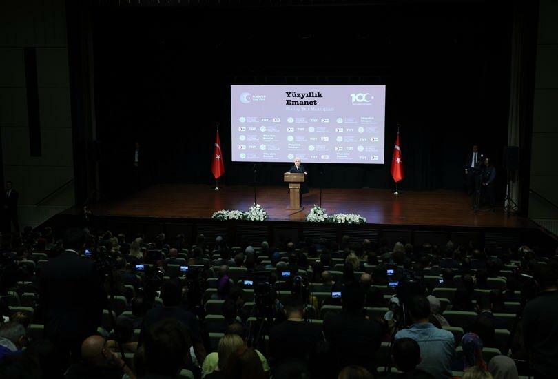 Výstava zajatých listov prvej dámy Erdoğanovej stého výročia zvereného Červeného polmesiaca