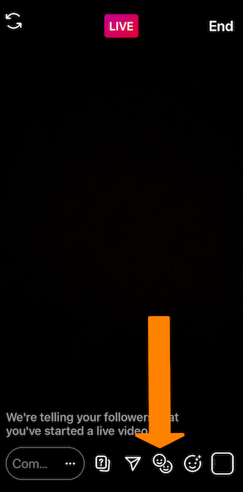 snímka obrazovky vysielania Instagram Live s oranžovou šípkou smerujúcou na ikonu smajlíkov v dolnej časti obrazovky