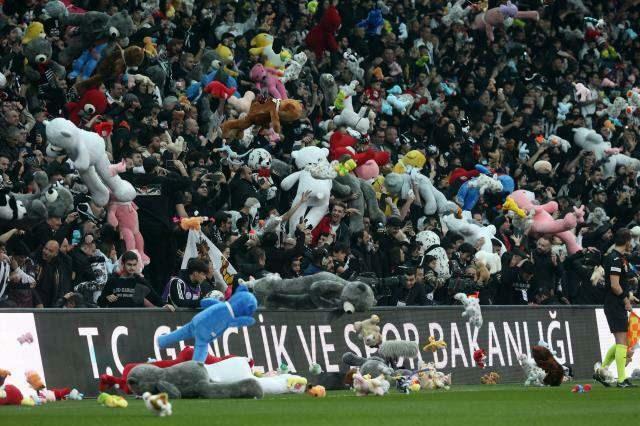 Hračky hodené v zápase Beşiktaş
