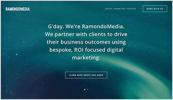 Webové stránky RamandoMedia majú tmavomodré pozadie s hviezdami a pruhmi svetla. Na obrázku sa zobrazí biely text a tlačidlo. Text hovorí G'day. Sme spoločnosť RamondoMedia. Uzatvárame partnerstvo s klientmi s cieľom dosiahnuť ich obchodné výsledky pomocou digitálneho marketingu zameraného na ROI. Text tlačidla hovorí Dozviete sa viac o našej práci. 