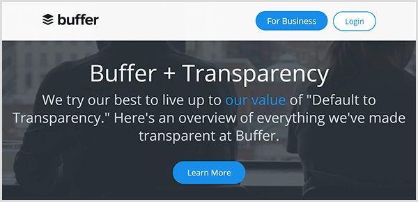Webová stránka Buffer pre radikálnu transparentnosť spoločnosti má tmavé pozadie s textom Snažíme sa čo najlepšie žiť podľa našej hodnoty predvolenej hodnoty pre transparentnosť. Tu je prehľad všetkého, čo sme v priehradke Buffer sprístupnili. Pod textom sa zobrazí modré tlačidlo Viac informácií.
