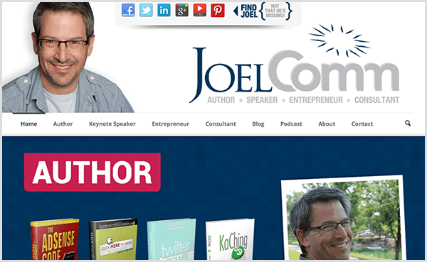 Na webovej stránke Joel Comm je fotka, na ktorej sa Joel usmieva a má na sebe ležérnu svetlo-modrú košeľu so zapínaním na gombíky a svetlošedé tričko pod ňou. Navigácia obsahuje možnosti pre domácnosti, autora, hlavného rečníka, podnikateľa, konzultanta, blog, podcast, informácie o kontakte a kontakt. Posuvný obrázok pod navigáciou zvýrazňuje knihy, ktoré napísal.