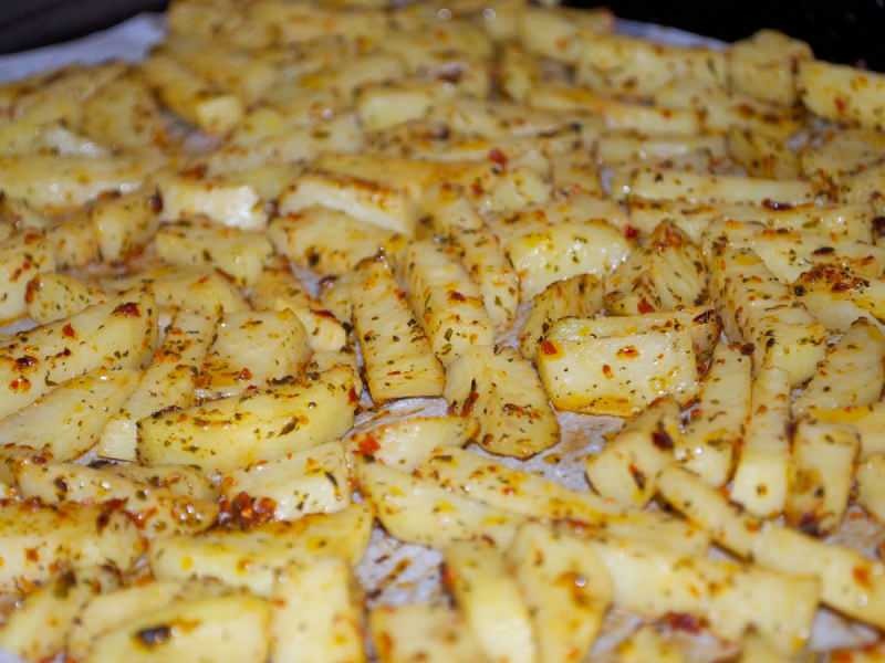 Ako pripraviť korenené zemiaky v rúre? Najjednoduchší pečený recept na pikantné zemiaky