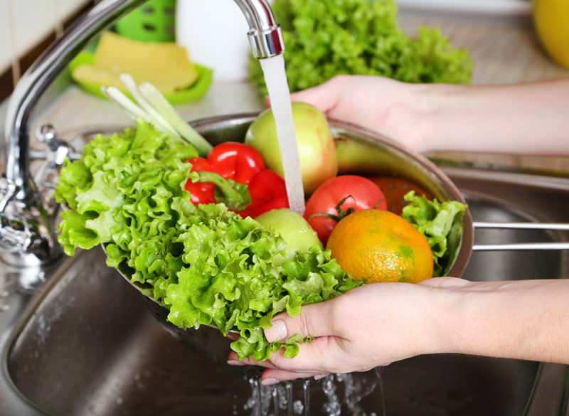 Ako by sa malo umývať ovocie a zelenina? Tieto chyby spôsobujú otravu!