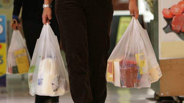 Čistenie nákupnej tašky s potravinami