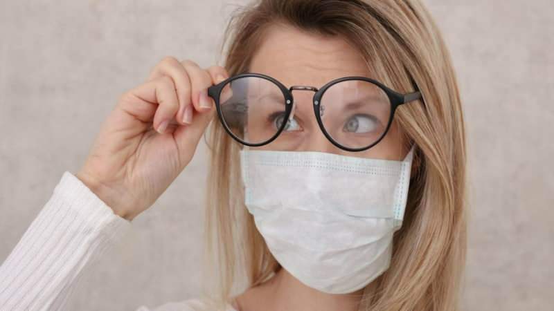 Ako zabrániť zapareniu okuliarov pri nosení masky?