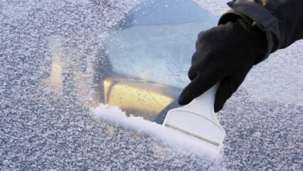 Ako zabrániť zamrznutiu okien auta?