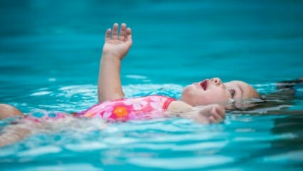 Môžu deti plávať v bazéne alebo pri mori?