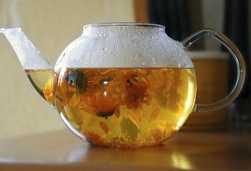 Ak nalejete vriacu vodu pri varení bylinného čaju ...