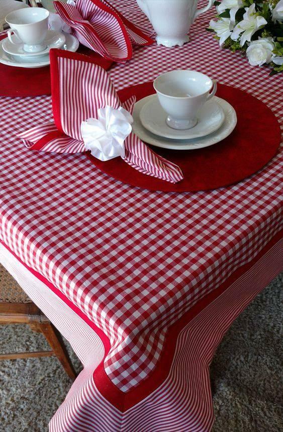 červená dekorácia stola
