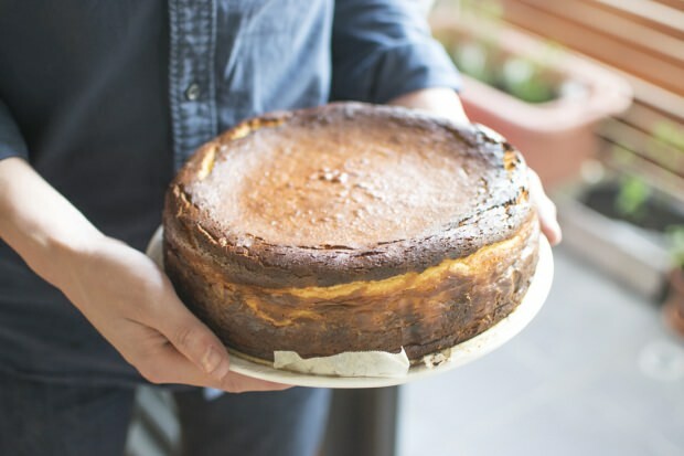 Ako vyrobiť najjednoduchší tvarohový koláč zo San Sebastianu? San Sebastian tvarohový koláč