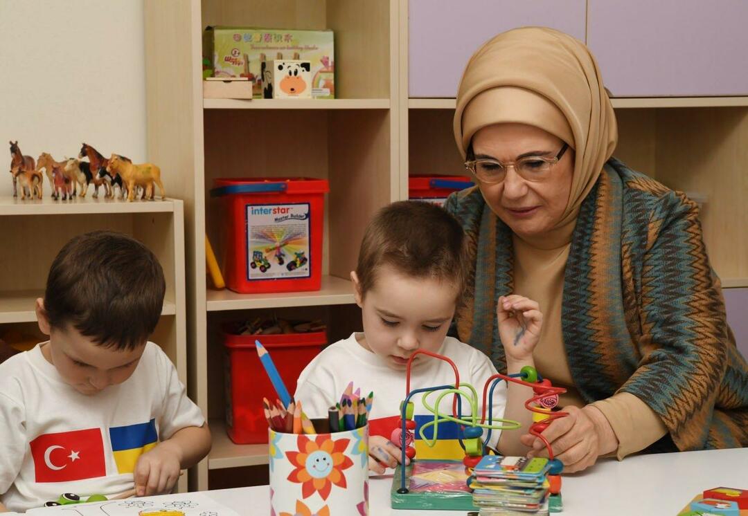 Emine Erdogan sa hrala s ukrajinskými deťmi