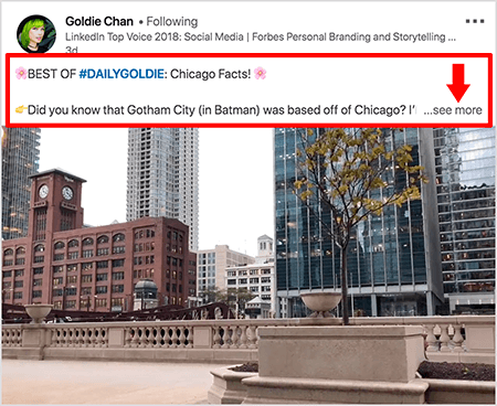 Toto je screenshot z videa LinkedIn od Goldie Chan. Červené popisy na obrázku zvýrazňujú, ako sa text zobrazuje nad príspevkami videí v spravodajskom kanáli LinkedIn. Nad videom sa zobrazia dva riadky textu, za ktorými nasledujú tri bodky a odkaz „zobraziť viac“. Text hovorí: „NAJLEPŠIE Z #DAILYGOLDIE: Chicago Facts! Vedeli ste, že Gotham City (v Batmane) sídlil mimo Chicaga.. . „Video ukazuje budovy v centre Chicaga pozdĺž rieky Chicago.