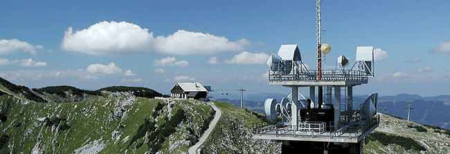 rozhlasová veža na hore v Rakúsku