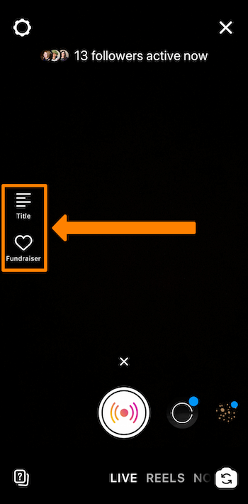 snímka obrazovky živého vysielania Instagramu, ktorá zobrazuje ikony Názov a Fundraiser krúžené oranžovou farbou