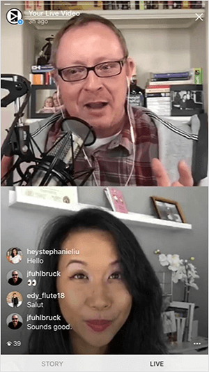 Toto je snímka obrazovky videa Instagram Live s Toddom Berginom a Stephanie Liu. Horný rám zobrazuje Todda od hrudníka nahor. Je to beloch s hnedými vlasmi, oblečený v gaštanovo-šedej kockovanej košeli a okuliaroch s čiernymi rámami. Používa biele slúchadlá a hovorí do profesionálneho mikrofónu. Pozadie je knižnica v domácom štúdiu. Spodný rám zobrazuje Stephanie od brady nahor. Je to ázijská žena s dlhými čiernymi vlasmi stiahnutými dole a nalíčená. Pozadie je sivá stena s bielou rímsou rámu rámu a na spodnej poličke je váza s bielymi kvetmi. Vľavo dole vítajú komentáre divákov živého videa hostí a ďalších divákov.