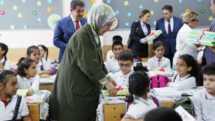 Prvá dáma Erdoğan rozdala študentom notebooky!