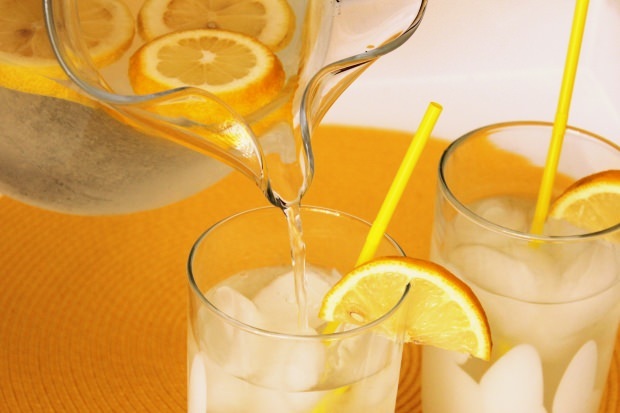 Výhody pravidelného pitia citrónovej šťavy