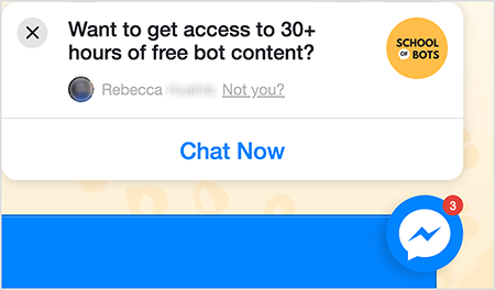 Toto je screenshot ikony chatu Messenger na webe School of Bots. V bielom vyskakovacom okne na webe má čierny text text „Chcete získať prístup k viac ako 30 hodinám obsahu bezplatných robotov?“ V pravom hornom rohu je logo školy robotov. Je to žltý kruh s čiernym textom „School of Bots“. Slovo „of“ sa zobrazuje v malej bielej rečovej bubline. Pod otázkou o bezplatnom obsahu je niekoho profilová fotografia na Facebooku, ktorá je rozmazaná, a text „Rebecca, ty nie?“ Text „Nie?“ je prepojený. V spodnej časti vyskakovacieho okna je biele tlačidlo s modrým textom, ktoré hovorí „Chatovať teraz“. Vľavo dole je ikona chatu Messenger. Natasha Takahashi hovorí, že ikony chatu sú jedným zo spôsobov, ako môžu marketingoví pracovníci zachytiť návštevníkov webových stránok a ďalej ich privádzať na váš web.