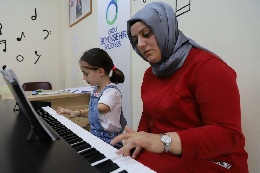 Zeynep sa s mamou učí hrať na klavíri