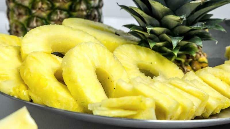 ako nakrájať ananás
