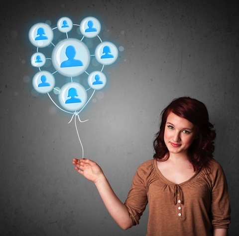 mladá žena drží balón sociálnej siete