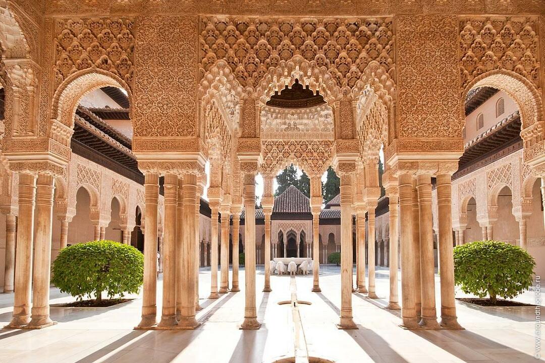Nádvorie paláca Alhambra
