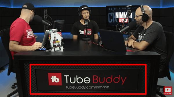 Toto je snímka z priameho prenosu z Nimmin Live s Nickom Nimminom. Pracovný stôl v štúdiu živého vysielania ukazuje, že TubeBuddy sponzoruje túto šou.