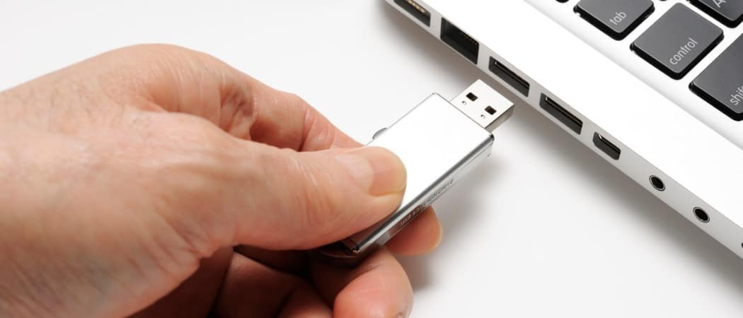 Zahrajte si prenosné hry z USB flash disku v práci