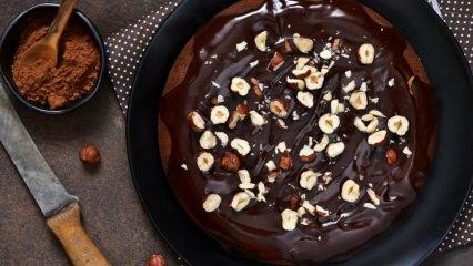 Praktický recept na orieškovú tortu s čokoládovou omáčkou 