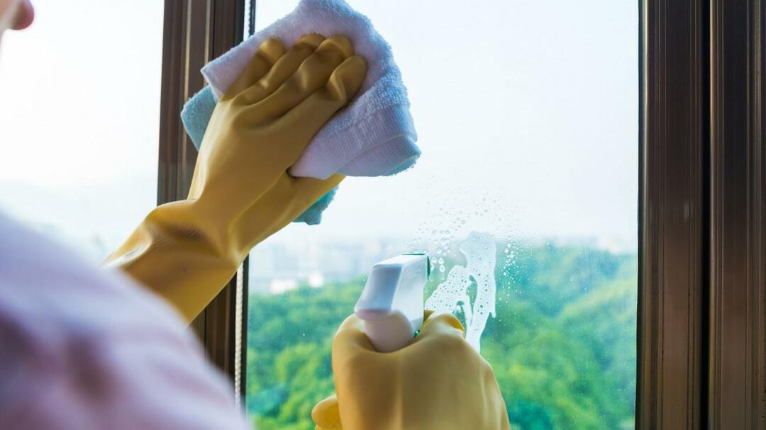 Ako sa umývajú okná? Zmes, ktorá nezanecháva škvrny pri utieraní skla! Aby sa zabránilo zadržiavaniu dažďovej vody na oknách