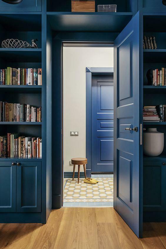 Aké sú populárne farby interiérových dverí v bytovej dekorácii?