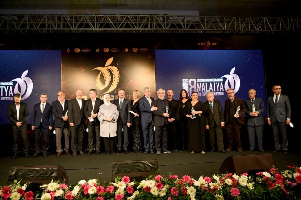 Şener Şen získal Cenu Honor Award z ruky Cem Yılmazovej
