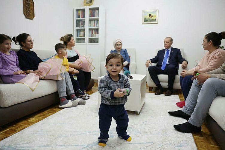 Prezident Recep Tayyip Erdoğan a jeho manželka Emine Erdoğan navštívili rodinu, ktorá prežila zemetrasenie