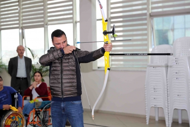 Alişan vyhodil šípku so zdravotným postihnutím.