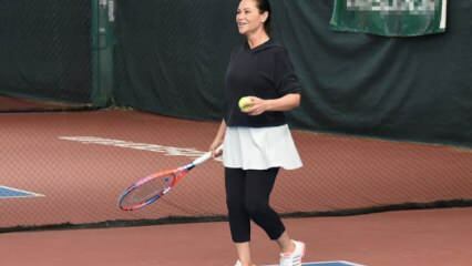 Hülya Avşar si zahrala tenis doma!