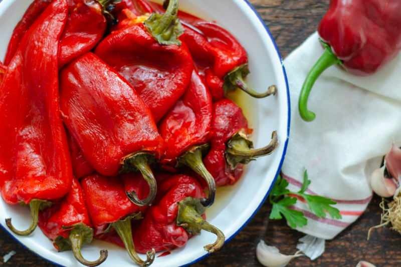 Ako ľahko ošúpať pečené papriky? Najjednoduchší spôsob, ako olúpať pečené papriky
