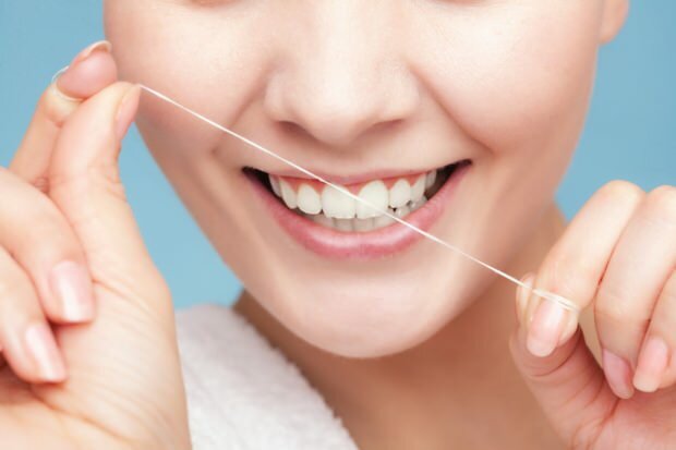 Na odstránenie zvyškov medzi zubami sa odporúča používať zubnú niť.