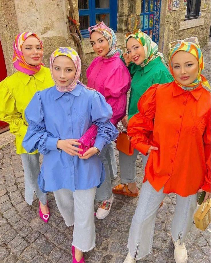 Móda v kontrastnej farbe hidžábu