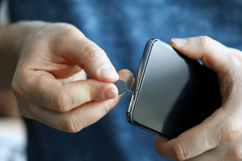 Vysunutie karty SIM na smartfóne so systémom Android
